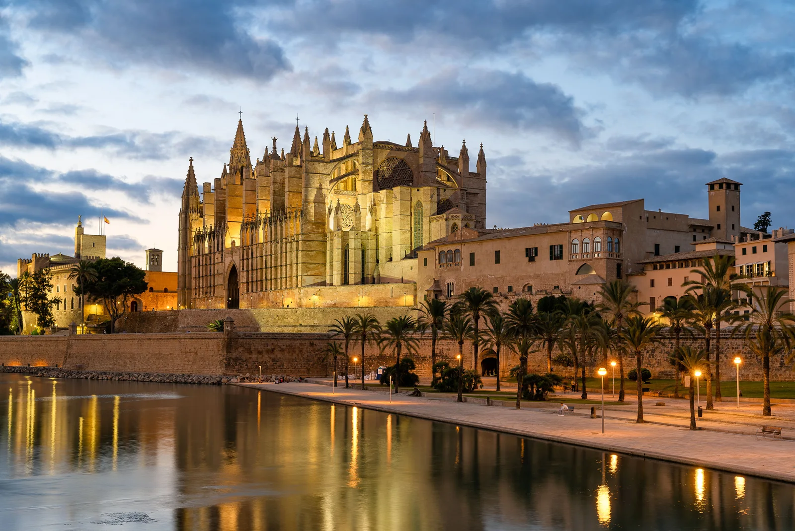 Die Kathedrale von Palma im Abendlicht, mit Spiegelungen im Wasser